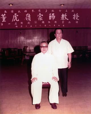 รูปอาจารย์ทวดต่งหู่หลิงและอาจารย์ปู่จำเริญ อาชานัยนันท์ (หม่าจินชวน)