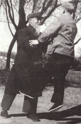 ท่านอู๋ถูหนานตีด้วยมวยไท่เก๊ก